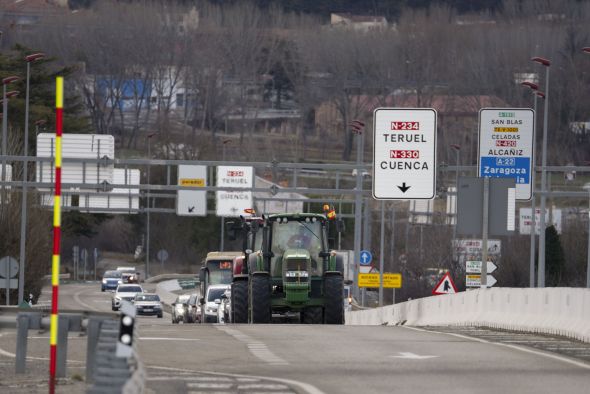 Los agricultores mantienen las protestas con cortes de carreteras y columnas de tractores en marchas lentas