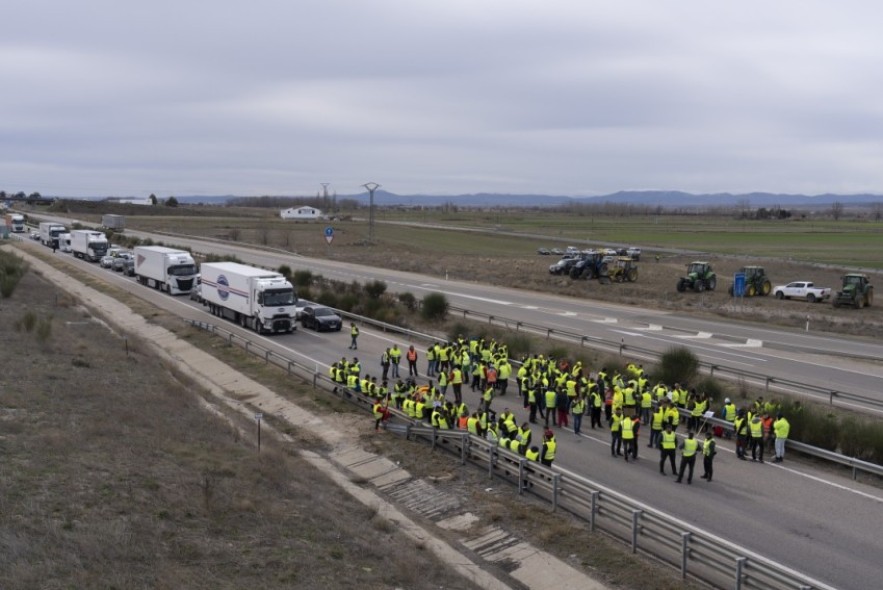 Las protestas de los agricultores cortaron de nuevo la circulación en la Autovía Mudéjar este domingo