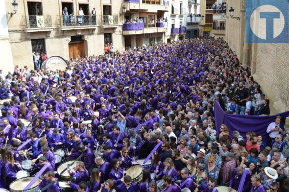 Un río morado de tambores y bombos rompe la hora en Calanda