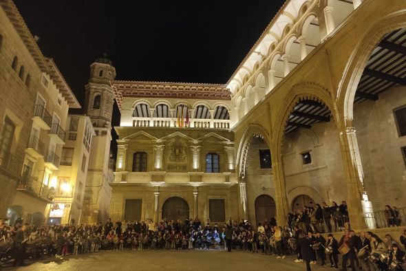 Decenas de tamborileros anuncian con sus toques en Alcañiz el inicio de la Cuaresma