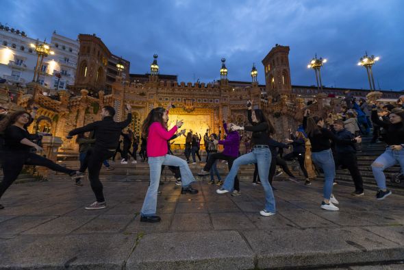 Los joteros turolenses bailan unidos para  dar su apoyo a los niños enfermos de cáncer