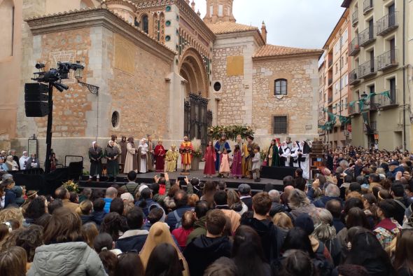 Centenares de personas acuden a la plaza de la Catedral para asistir a la boda de Isabel y Pedro de Azagra