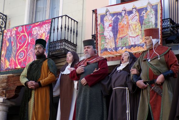 Las representaciones teatrales entretienen a pobladores y visitantes en la mañana del sábado de Bodas