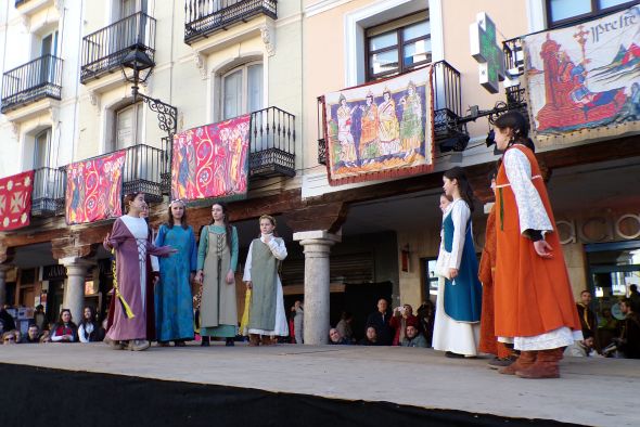 Los más jóvenes de la villa de Teruel debaten sobre si es cierto que Diego ha muerto en la guerra