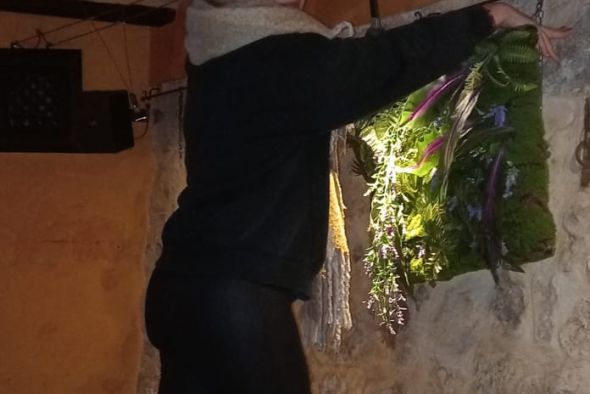 Eva Yuste, florista: Mis obras están pensadas para llevar a casa recreaciones de naturaleza que duran años