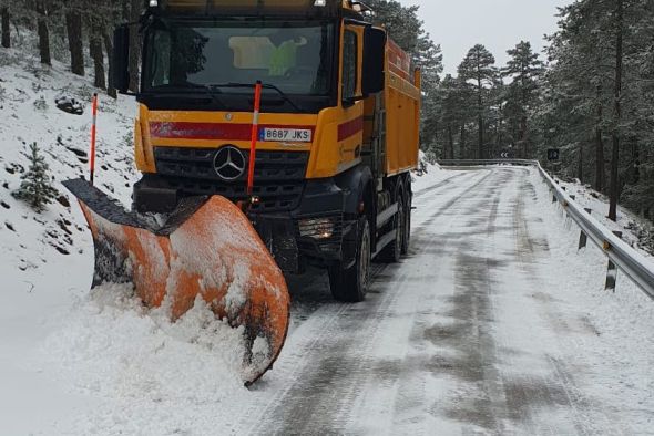 Equipos del Servicio de Vialidad de la DPT despejan las rutas principales de la Sierra de Albarracín ante la presencia de nieve