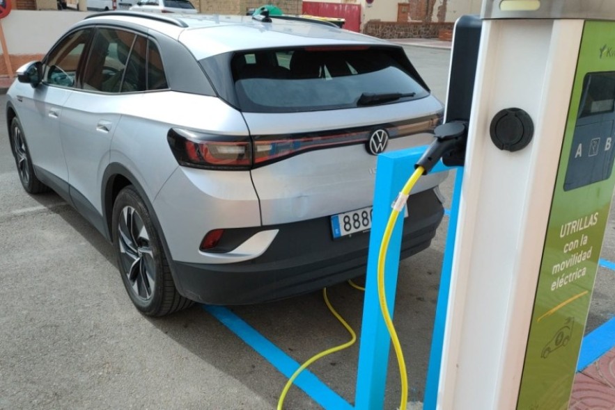 El Ayuntamiento de Utrillas instala un punto de recarga para vehículos eléctricos