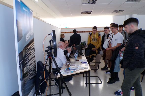 El primer 'networking' de la Escuela Politécnica de Teruel refleja el interés de las empresas por el talento local