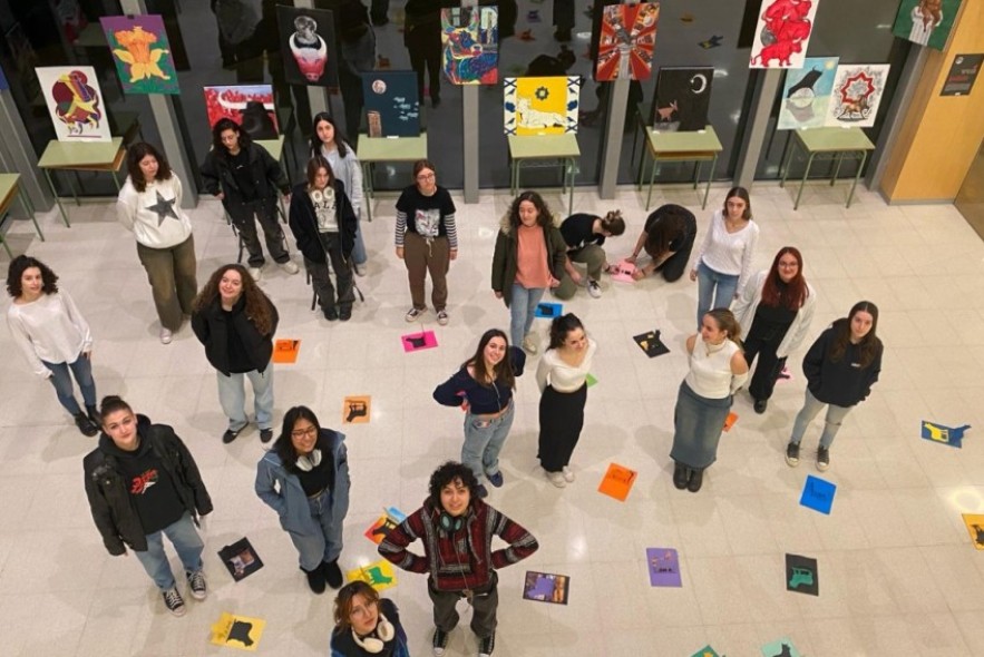 Una treintena de estudiantes de Bellas Artes expulsan al toro de su espacio de confort