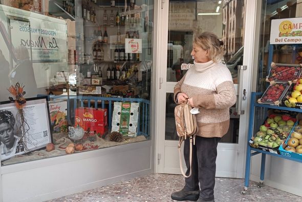 Calamocha celebra el mes de la poesía con versos en los comercios