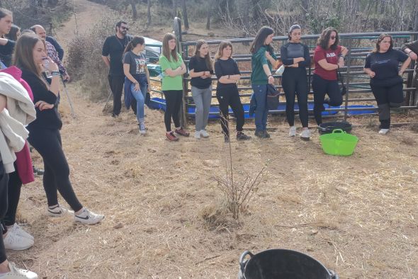 Unos treinta de futuros ganaderos aprenden en Olba cómo ayuda el ganado a limpiar el monte