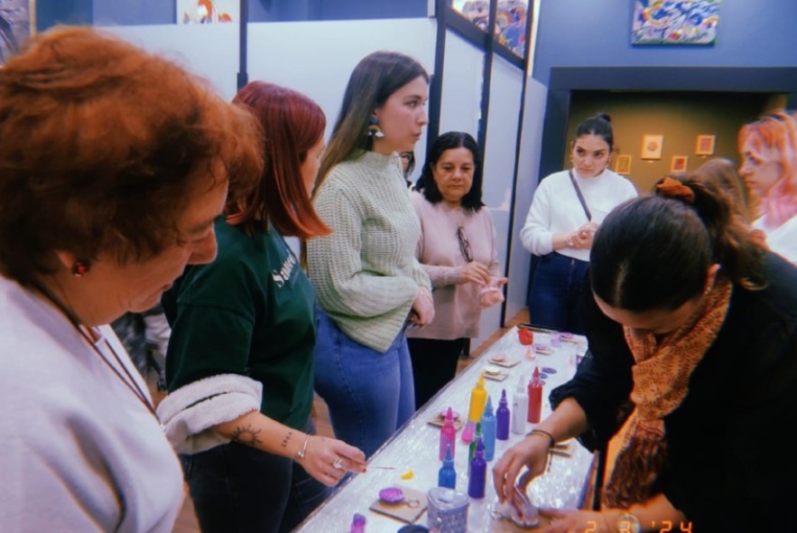 Alba Casales detiene el tiempo y lo viste de color en ‘Un instante eterno’