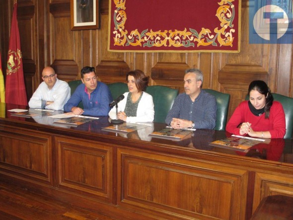 Mercado de libros y flores el 23 de abril en la Plaza del Torico para celebrar San Jorge en la capital