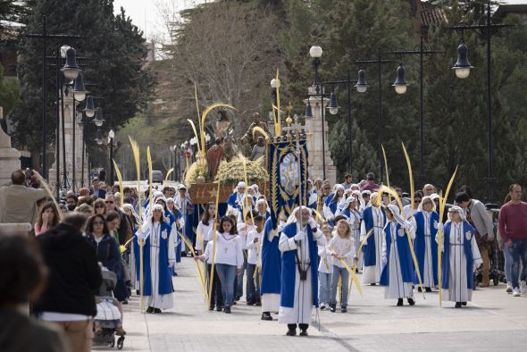 Palmas y ramos de olivo reciben a Jesús en su burrica, con los niños como protagonistas