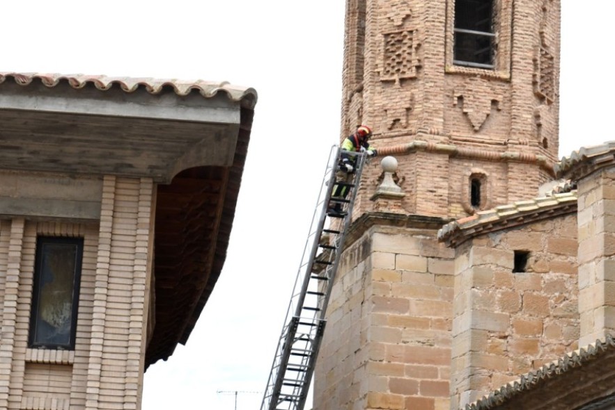 Cerrada la calle Ángel Ruiz y adyacentes de Alcañiz por la caída de materiales de la iglesia de Escolapios a la vía  pública