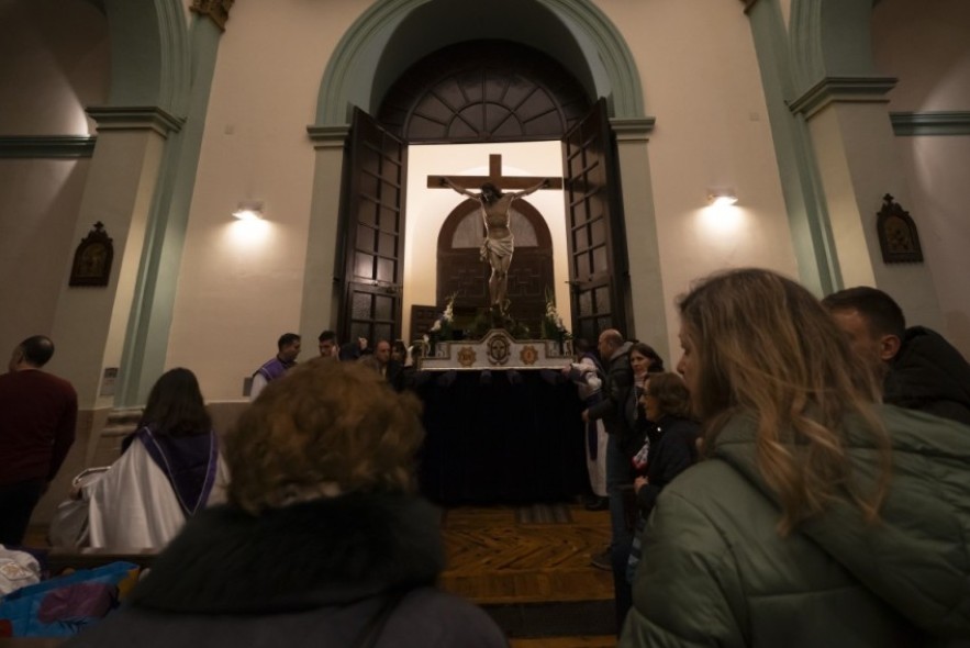 El Cristo del Amor celebra en Teruel su tradicional  Vía Crucis dentro de San Andrés por la lluvia