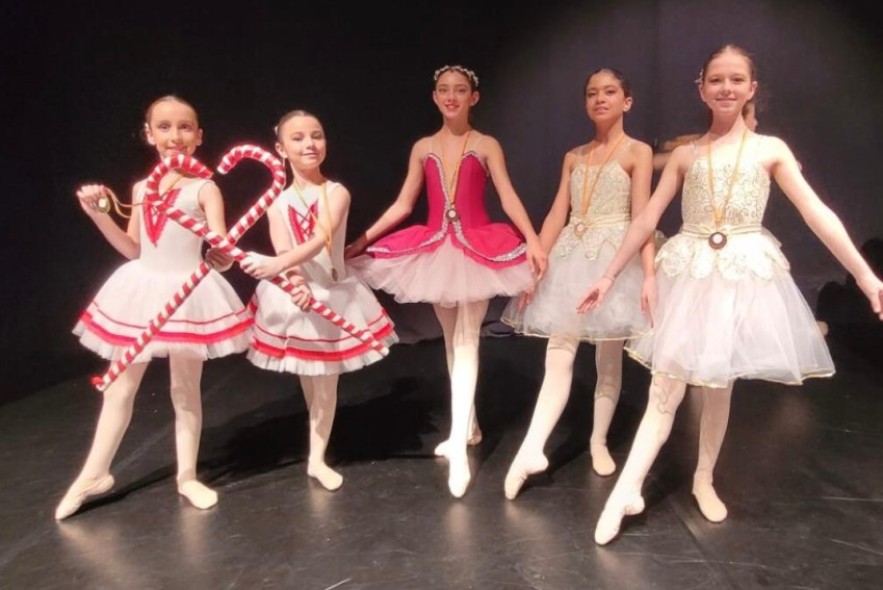 La Escuela de danza Las Torres de Teruel brilló sobre el escenario del Teatro Astoria de Chiva