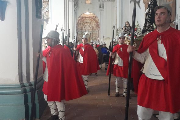 Más de 70 vecinos procesionan en Berge para rememorar la muerte de Cristo