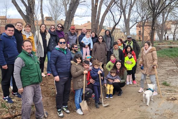 Jornada de plantación de árboles alrededor del cauce del Jiloca a su paso por Villafranca