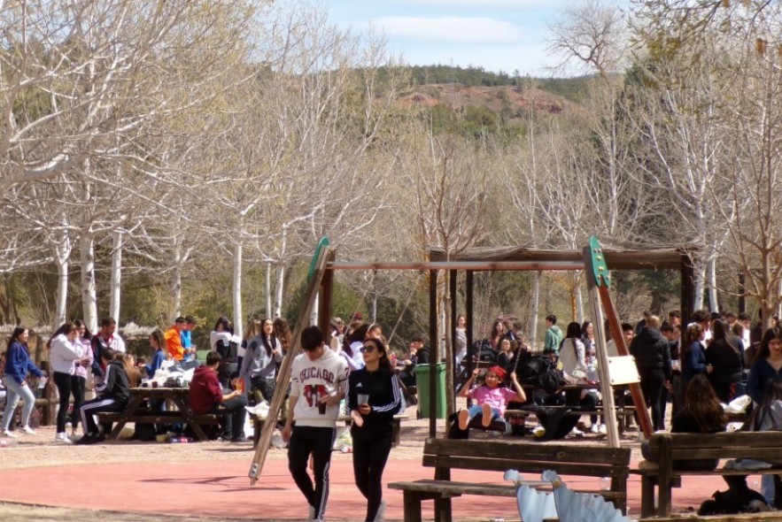Jóvenes y mayores mantienen la tradición  y disfrutan de una jornada de reencuentros