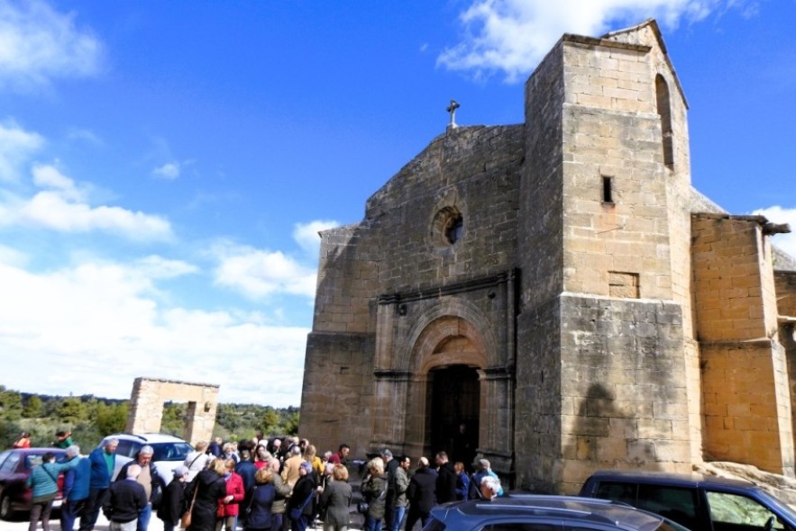 La ermita de la Misericordia de Cretas estrena un nuevo suelo de losas de piedra