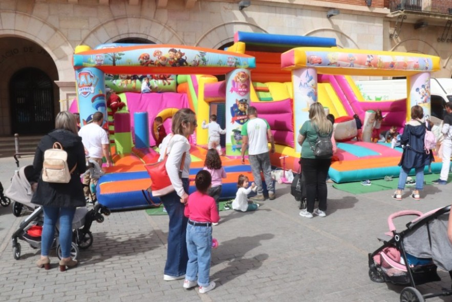 La fiesta del Día Mundial del Autismo sale a la calle y viste de color azul la fuente del Torico