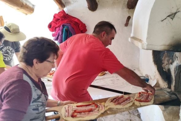 San Agustín reinaugura el horno de Los Baltasares cociendo pan y pastas