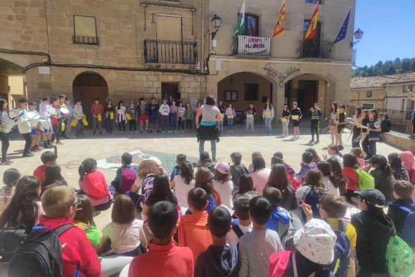 Mercadillo solidario en Valdeltormo a cargo del alumnado del Criet