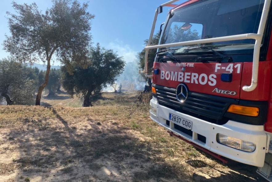 Bomberos de la Diputación de Teruel participan en la extinción de un incendio en Calaceite