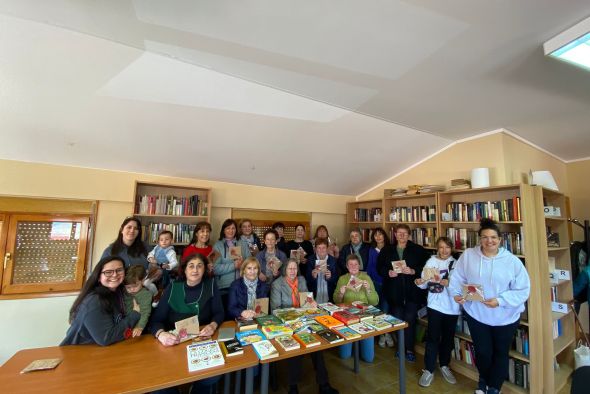 Monforte de Moyuela recoge otros 31 ejemplares para su biblioteca en la Feria del Libro