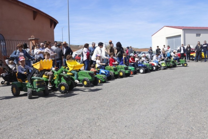 El desfile de tractores por las calles de Alfambra abre la VII Feria Agroganadera