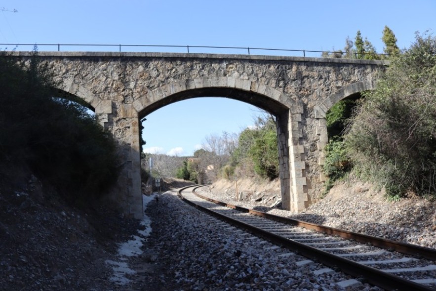 Adif licita actuaciones por otros seis millones de euros para la electrificación de la línea del tren