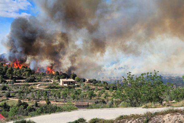 Desalojan una decena de casas aisladas entre Lledó y Arens por un incendio forestal que llegó hasta la provincia de Tarragona