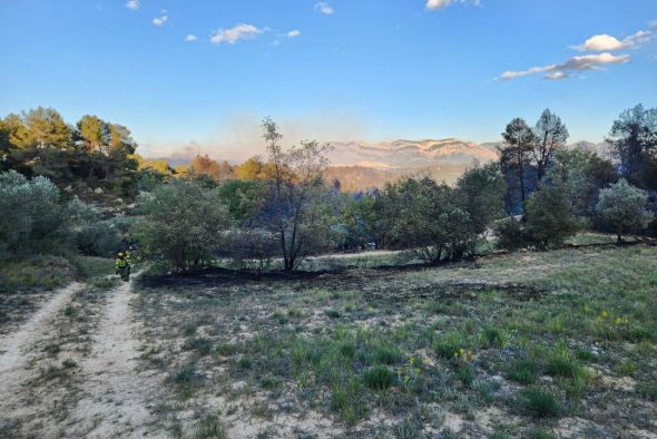 El operativo INFOAR da por extinguido el incendio de Lledó, que amenazó varias casas