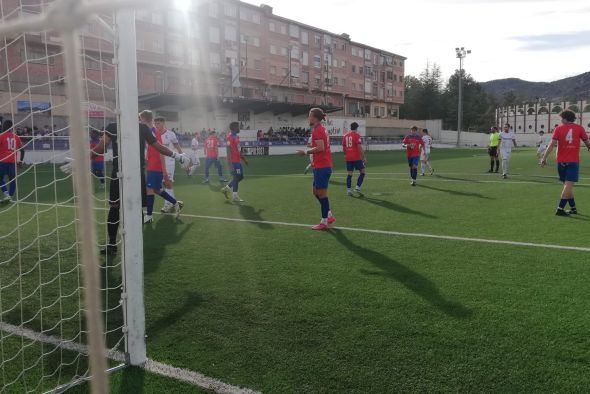 El Utrillas salva un empate ante el colista del grupo para cerrar el curso (1-1)