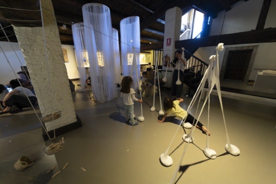 Botones, tules o pinzas convierten el Museo de Teruel en un espacio de juego infantil