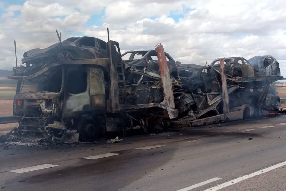 Arde un camión semirremolque cargado de turismos en el kilómetro 144 de la A-23 en dirección Valencia