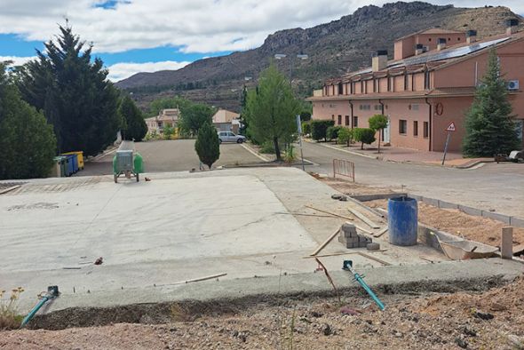 Estercuel construye una pista de pádel junto a la piscina y el hotel municipal