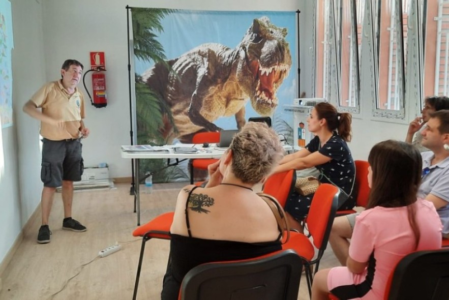 El I Simposio de Paleontología de Utrillas enseña a los aficionados a catalogar fósiles
