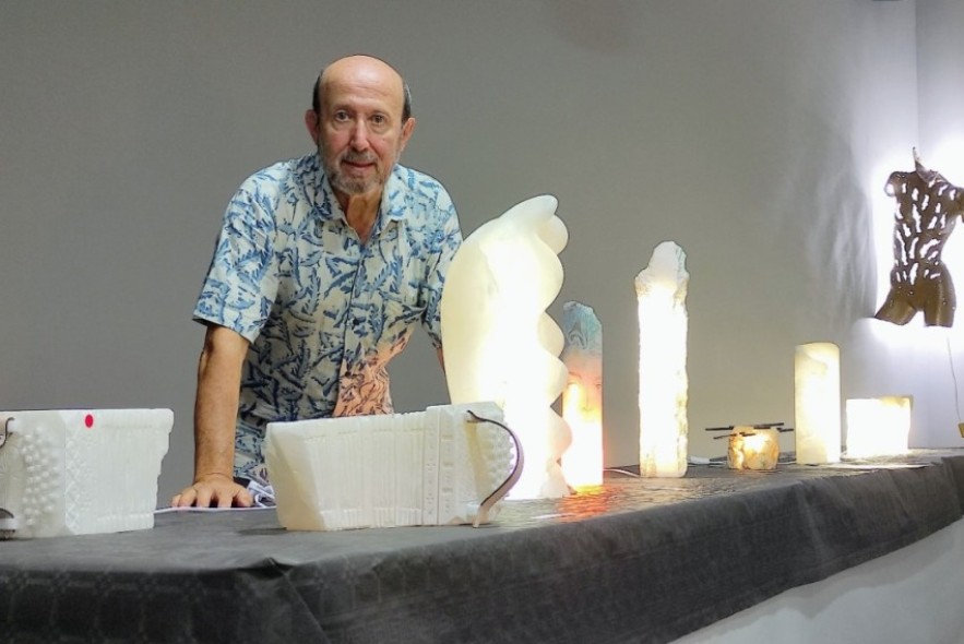 Simón Domingo, el escultor de Muniesa que hace dialogar a la piedra y a la luz