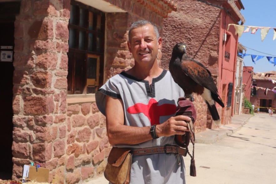 Carlos Enríquez Martín, dibujante y naturalista: “Adiestrar aves rapaces  es una cuestión de confianza,  se dejan llevar por su instinto”