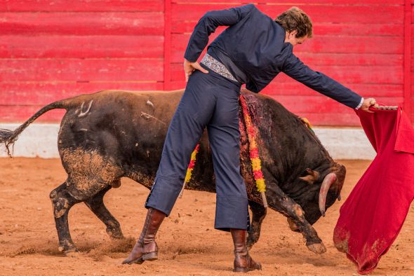 Adame, triunfador en Santa Eulalia al cortar dos orejas a un novillo de Román Sorando