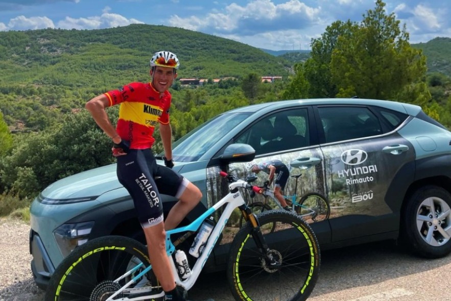 Renovación del acuerdo de colaboración entre el concesionario Rimauto y el ciclista Roberto Bou