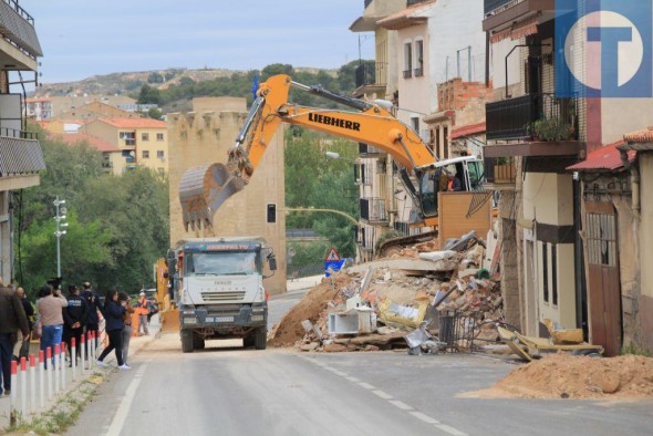 Desmontan “piedra a piedra” la primera de las viviendas declaradas en ruina tras el deslizamiento de Alcañiz