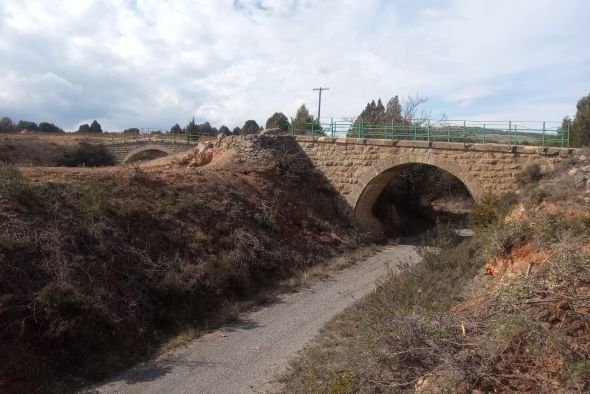 Adif se plantea derribar también puentes de la vía verde de Ojos Negros