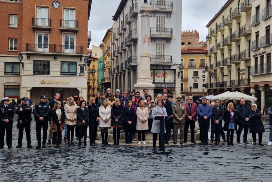 Las instituciones turolenses se concentran en el Torico para defender la igualdad de género