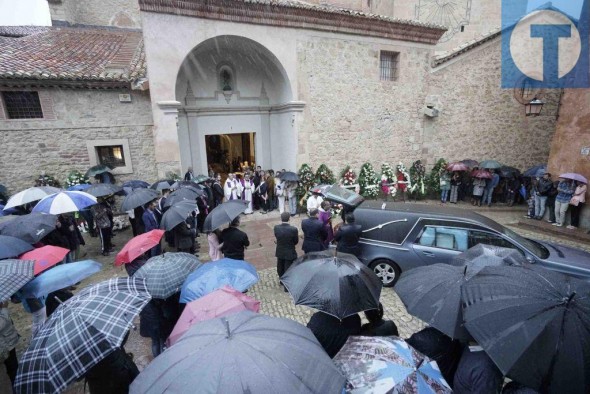 Albarracín da el último adiós a su alcalde en una ceremonia religiosa en la catedral