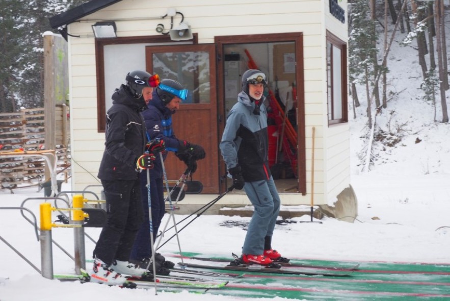 El rey Felipe VI disfruta de una jornada de esquí en Aramón Valdelinares