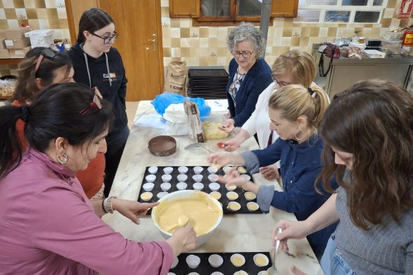 Los hosteleros del Bajo Aragón aprenden a hacer repostería tradicional