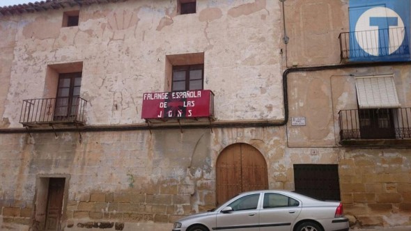 El lío del cartel de Castelserás: La DGA dice que lo retirará y la Falange asegura que el edificio es suyo